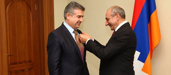 Бако Саакян награждает премьер-министра РА Карена Карапетяна Бако Саакян награждает премьер-министра РА Карена Карапетяна - Sputnik Արմենիա