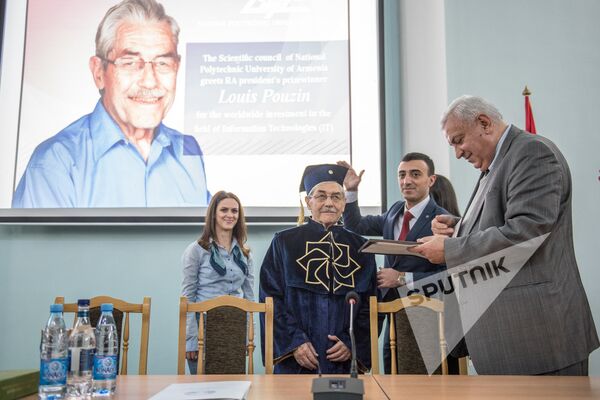 Французский ученый, один из создателей интернета, президент компании Open Root Луи Пузен Французский ученый, один из создателей интернета, президент компании Open Root Луи Пузен - Sputnik Արմենիա