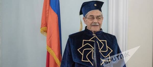 Французский ученый, один из создателей интернета, президент компании Open Root Луи Пузен Французский ученый, один из создателей интернета, президент компании Open Root Луи Пузен - Sputnik Արմենիա