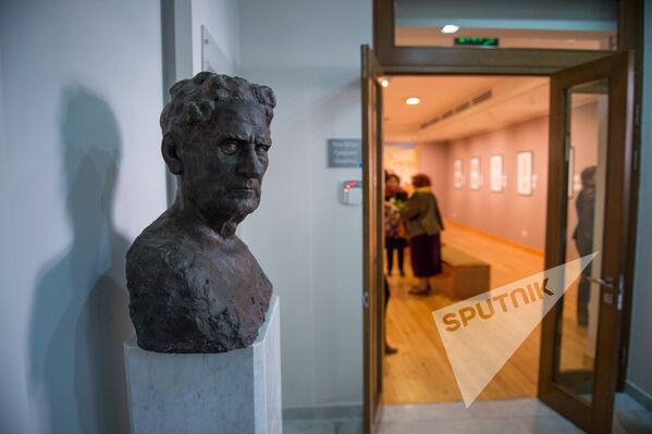 Бюст Мартироса Сарьяна у входа в выстовочный зал с картинами художника - Sputnik Армения
