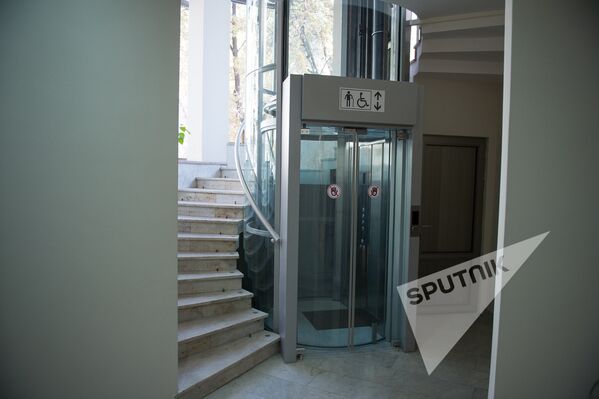 Лифт Очередное новшество музея – лифт, который обеспечивает комфортное передвижение по дому-музею. - Sputnik Армения