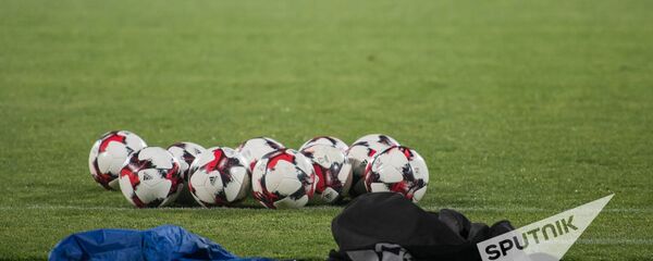 Футбольные мячи на поле - Sputnik Արմենիա