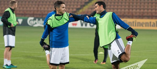 Предматчевая тренировка Сборной Армении по футболу. Маркос Пизелли и Геворг Казарян Предматчевая тренировка Сборной Армении по футболу. Маркос Пизелли и Геворг Казарян - Sputnik Армения