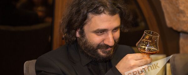 Съемочная группа фильма Землетрясение в ереванском коньячном заводе Арарат. Сарик Андреасян Съемочная группа фильма Землетрясение в ереванском коньячном заводе Арарат. Сарик Андреасян - Sputnik Армения