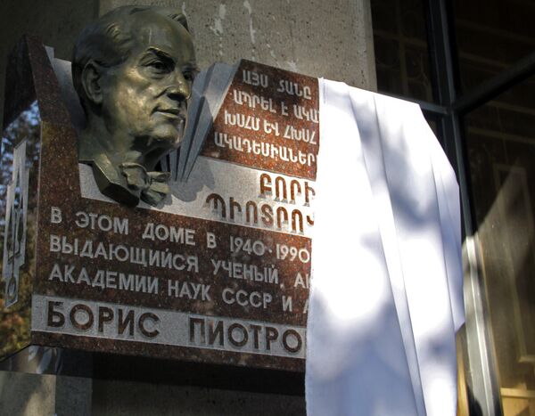 Бюст советского ученого-археолога Борис Пиотровского в Ереване   - Sputnik Армения