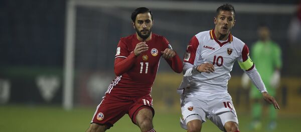 Футбольный матч Армения - Черногория. Артур Саркисов ведет борьбу за мяч с капитаном сборной Черногории Стеваном Джоветичем - Sputnik Армения