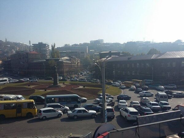 Пробки на улице Абовяна, после взрыва на бензоколонке на улице Гераци Пробки на улице Абовяна, после взрыва на бензоколонке на улице Гераци - Sputnik Արմենիա