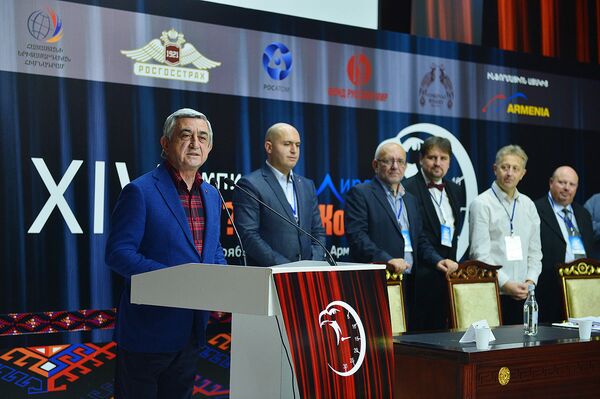 Серж Саргсян в Цахкадзоре присутствовал на церемонии открытия 14-го мирового первенства игры «Что? Где? Когда?» Серж Саргсян в Цахкадзоре присутствовал на церемонии открытия 14-го мирового первенства игры «Что? Где? Когда?» - Sputnik Արմենիա