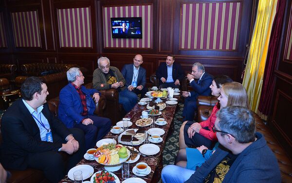 Серж Саргсян провел короткую встречу за чайным столом со знатоками - Sputnik Армения