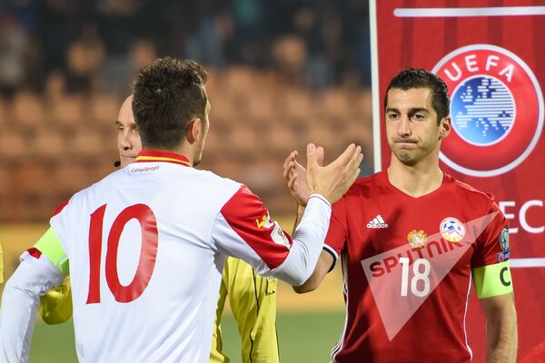 Генрих Мхитарян обменивается рукопожатием с капитаном сборной Черногории - Sputnik Армения