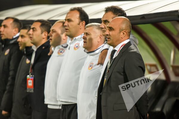 Тренерский состав сборной Армении в начале матча - Sputnik Армения