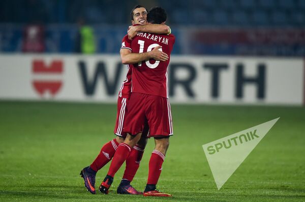 Футбольный матч Армения - Черногория. Генрих Мхитарян и Геворг Казарян празднуют победу Футбольный матч Армения - Черногория. Генрих Мхитарян и Геворг Казарян празднуют победу - Sputnik Армения