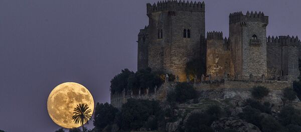 Луна поднимается за замком Альмодовар в Кордове (Испания) - Sputnik Армения