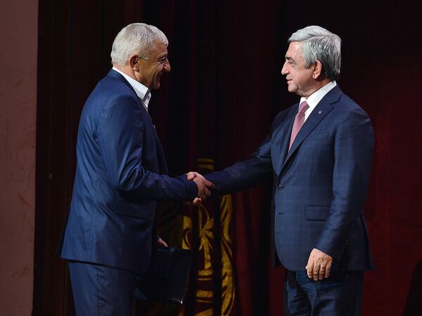 Президент Армении Серж Саргсян награждает Роланда Маргаряна Президент Армении Серж Саргсян награждает Роланда Маргаряна - Sputnik Армения