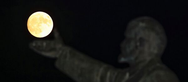 Супер луна и статуя Владимира Ленина в Байконуре, Казахстан Супер луна и статуя Владимира Ленина в Байконуре, Казахстан - Sputnik Արմենիա