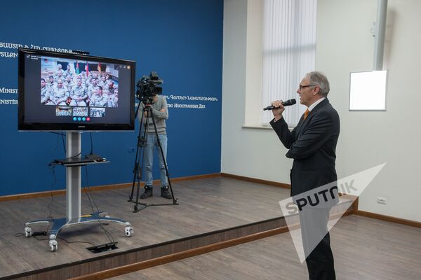 Видеомост с армянскими миротворцами в Афганистане и Косово в МИД РА. Матиас Кислер Видеомост с армянскими миротворцами в Афганистане и Косово в МИД РА. Матиас Кислер - Sputnik Արմենիա