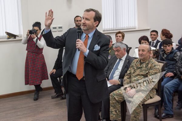 Видеомост с армянскими миротворцами в Афганистане и Косово в МИД РА. Ричард Миллз Видеомост с армянскими миротворцами в Афганистане и Косово в МИД РА. Ричард Миллз - Sputnik Արմենիա