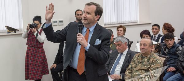 Видеомост с армянскими миротворцами в Афганистане и Косово в МИД РА. Ричард Миллз Видеомост с армянскими миротворцами в Афганистане и Косово в МИД РА. Ричард Миллз - Sputnik Армения