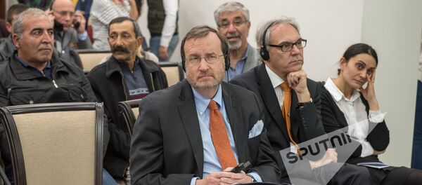 Видеомост с армянскими миротворцами в Афганистане и Косово в МИД РА. Ричард Миллз и Матиас Кислер Видеомост с армянскими миротворцами в Афганистане и Косово в МИД РА. Ричард Миллз и Матиас Кислер - Sputnik Արմենիա