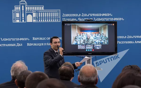 Видеомост с армянскими миротворцами в Афганистане и Косово в МИД РА. Авраам Гаспарян - Sputnik Армения