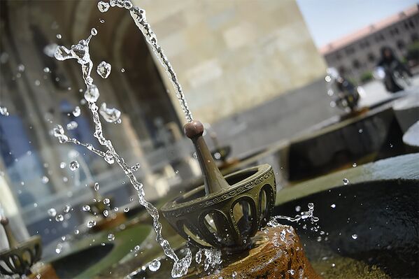 Фонтанчик с живой водой на Площади республики - Sputnik Армения