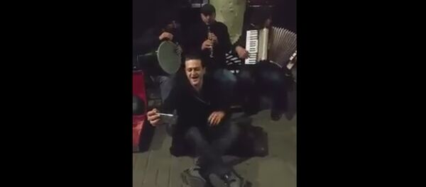 Արսեն Գրիգորյանը Երևանի կենտրոնում նվագող երաժիշտների հետ Հեյ ջան, Երևան երգն է երգում - Sputnik Արմենիա