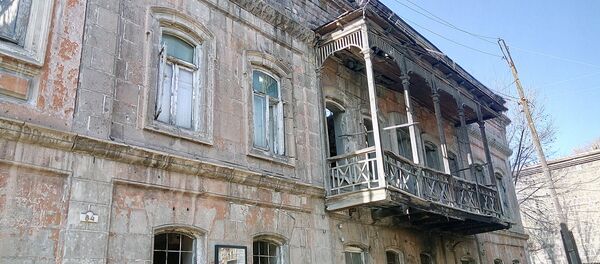 Дом семьи Абовенц, балкон которого заснят в фильме Танго нашего детства Дом семьи Абовенц, балкон которого заснят в фильме Танго нашего детства - Sputnik Армения