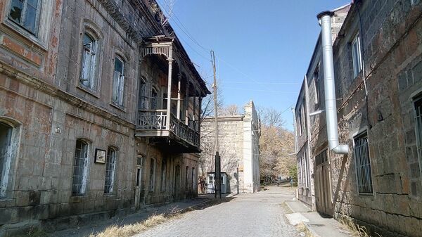 Дом семьи Абовенц, балкон которого заснят в фильме Танго нашего детства Дом семьи Абовенц, балкон которого заснят в фильме Танго нашего детства - Sputnik Армения