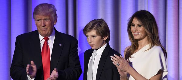 Дональд Трамп с сыном Бароном и женой Меланией - Sputnik Армения