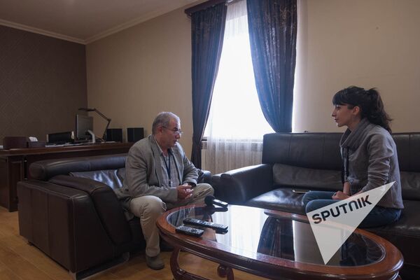 Арутюн Арутюнян и корреспондент Sputnik Армения Гоар Саргсян Арутюн Арутюнян и корреспондент Sputnik Армения Гоар Саргсян - Sputnik Արմենիա