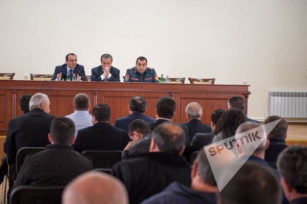 Обсуждение на тему временной приостановки ловли рыбы и раков на озере Севан и впадающих в него реках. Арцвик Минасян, Рафик Григорян и Самвел Ованнисян Обсуждение на тему временной приостановки ловли рыбы и раков на озере Севан и впадающих в него реках. Арцвик Минасян, Рафик Григорян и Самвел Ованнисян - Sputnik Արմենիա