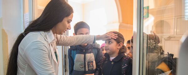 В школе N1 медсестра каждое утро проверяет, имеются ли у детей вирусные заболевания - Sputnik Армения