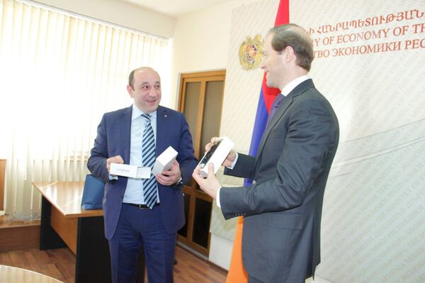 Караян подарил Мантурову армянский Armphone - Sputnik Армения