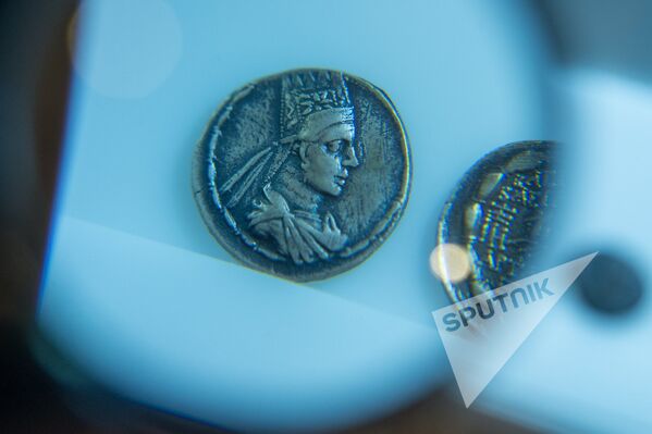 На аверсе монеты изображен царь Артавазд II. В его ухе – серьга. Это является подтверждением того, что правители той эпохи носили украшения. - Sputnik Армения
