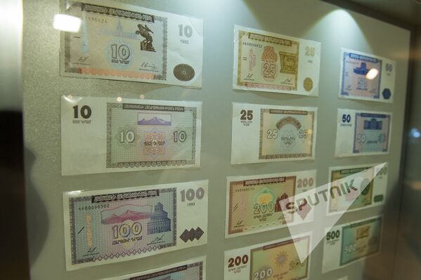 Банкноты Третьей Республики Армения - от десяти до 500 драммов, которые в последствии были обращены в монеты - Sputnik Армения