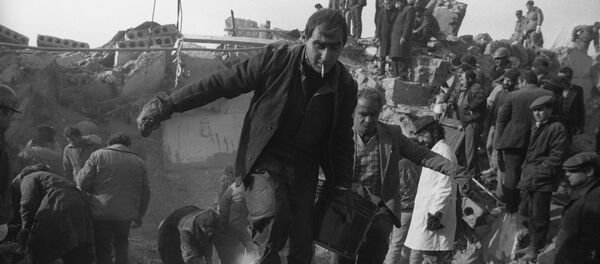 Разбор завалов после землетрясения в Армении Разбор завалов после землетрясения в Армении - Sputnik Армения