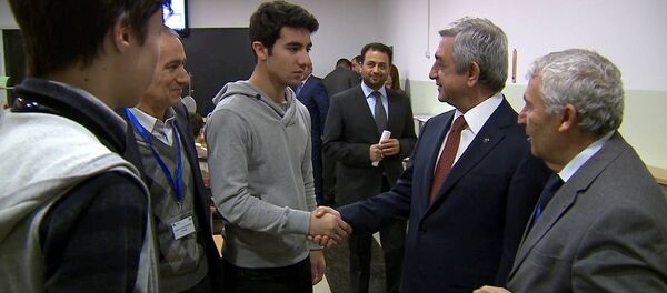 ՍԵՐԺ ՍԱՐԳՍՅԱՆԸ ԼՍԵԼ Է ՔՎԱՆՏ ՎԱՐԺԱՐԱՆՈՒՄ ԽՆԴԻՐՆԵՐԻ ԼՈՒԾՄԱՆ ՄՈՏՈՑՈՒՄՆԵՐԸ ՍԵՐԺ ՍԱՐԳՍՅԱՆԸ ԼՍԵԼ Է ՔՎԱՆՏ ՎԱՐԺԱՐԱՆՈՒՄ ԽՆԴԻՐՆԵՐԻ ԼՈՒԾՄԱՆ ՄՈՏՈՑՈՒՄՆԵՐԸ - Sputnik Արմենիա