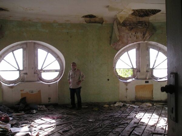 Архитектор Авто Сумбулашвили в той самой комнате, форма окон которой напоминает слезинки Архитектор Авто Сумбулашвили в той самой комнате, форма окон которой напоминает слезинки - Sputnik Армения