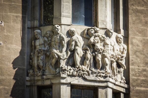 Скульптурная композиция на фасаде дома Александра Мелик-Азарянца Скульптурная композиция на фасаде дома Александра Мелик-Азарянца - Sputnik Армения