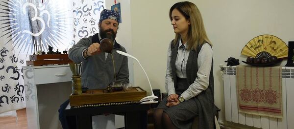 Вице-президент Федерации йоги Армении Грант Дандуров рассказывает о том, как правильно заварить чай - Sputnik Армения