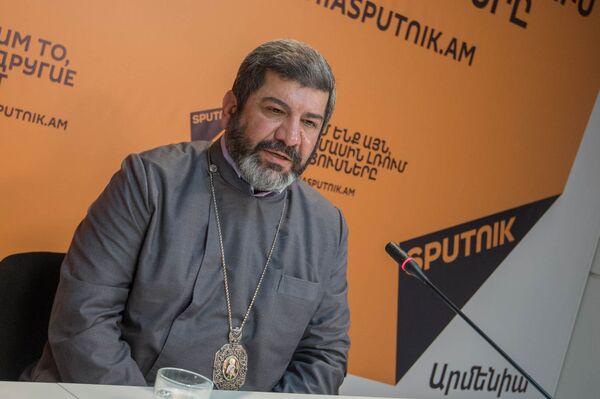 Предстоятель Грузинской епархии Армянской Апостольской церкви епископ Вазген Мирзаханян в гостях у Sputnik Армения Предстоятель Грузинской епархии Армянской Апостольской церкви епископ Вазген Мирзаханян в гостях у Sputnik Армения - Sputnik Արմենիա