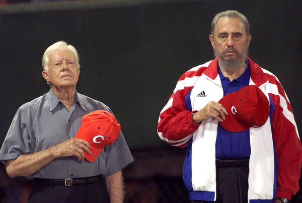 Фидель Кастро и бывший президент США Джимми Картер во время исполнения национального гимна Кубы на стадионе, 2002 год, Гавана - Sputnik Армения