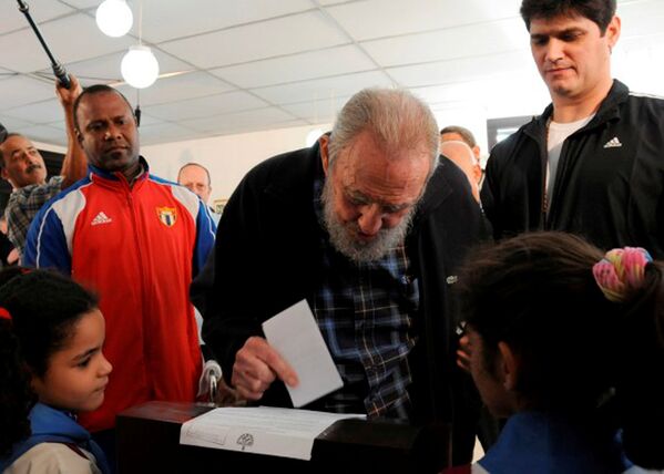 Фидель Кастро голосует. Гавана, 2013г. - Sputnik Армения