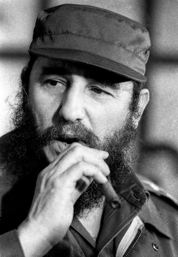 Фидель Кастро курит сигару во время встречи в Национальном собрании Гаваны, 1976 год - Sputnik Армения