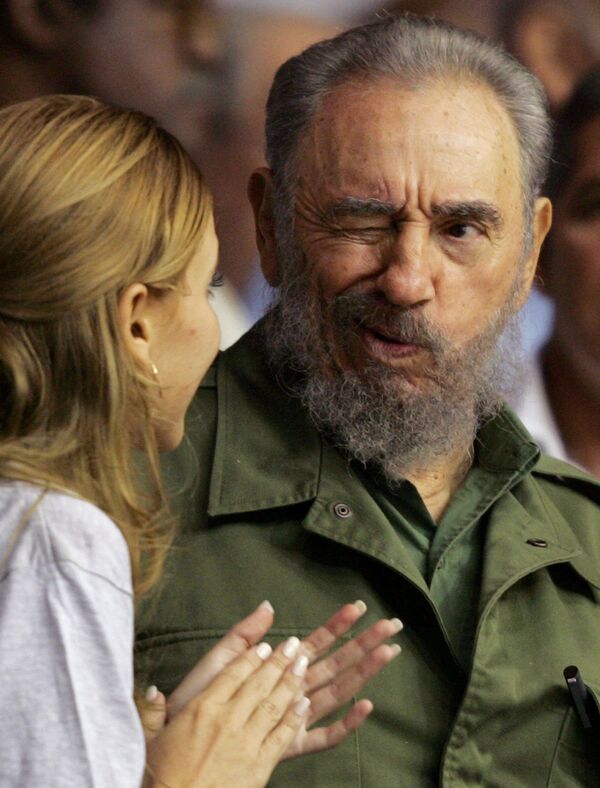 Фидель Кастро подмигивает женщине, 2005 год - Sputnik Армения