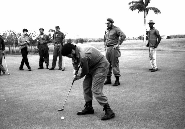 Эрнесто Чэ Гевара играет в гольф. Фидель Кастро стоит позади него - Sputnik Армения