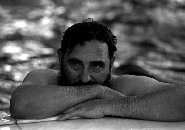 Фидель Кастро отдыхает в бассейне во время визита в Румынию в мае 1972 года - Sputnik Армения
