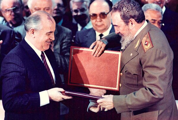 Фидель Кастро и лидер СССР Михаил Горбачев обмениваются подписанными документами, 1989 год - Sputnik Армения