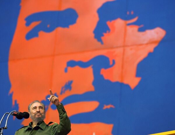 Фидель Кастро принимает аплодисменты аудитории в Гаване, 2005 год - Sputnik Армения