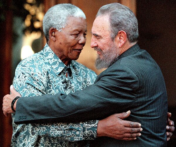 Фидель Кастро посетил Нельсона Манделу в его доме в Йоханнесбурге, 2001 год - Sputnik Армения